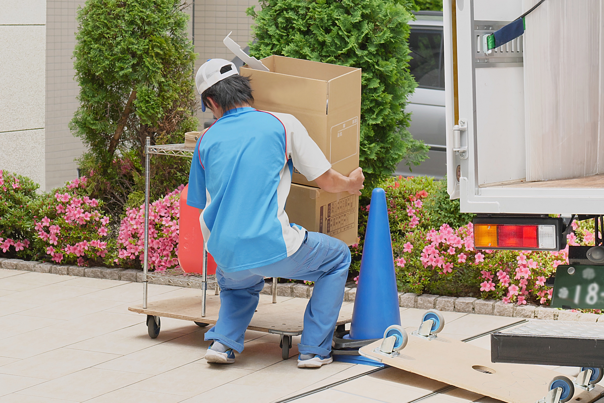 遺品整理で衣類はどうする？後悔しない処分方法と手順を解説